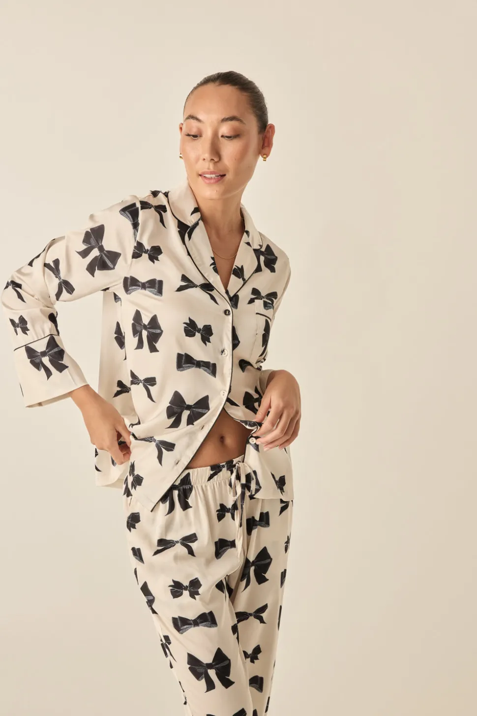 Kara Ivory And Black Satin Bow Set